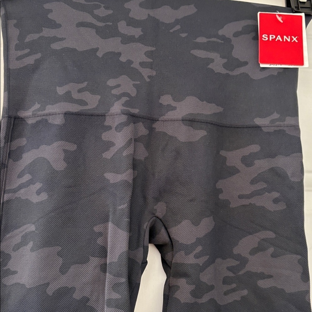 NEW Spanx ecocare black camo leggings sz medium - Picture 3 of 6